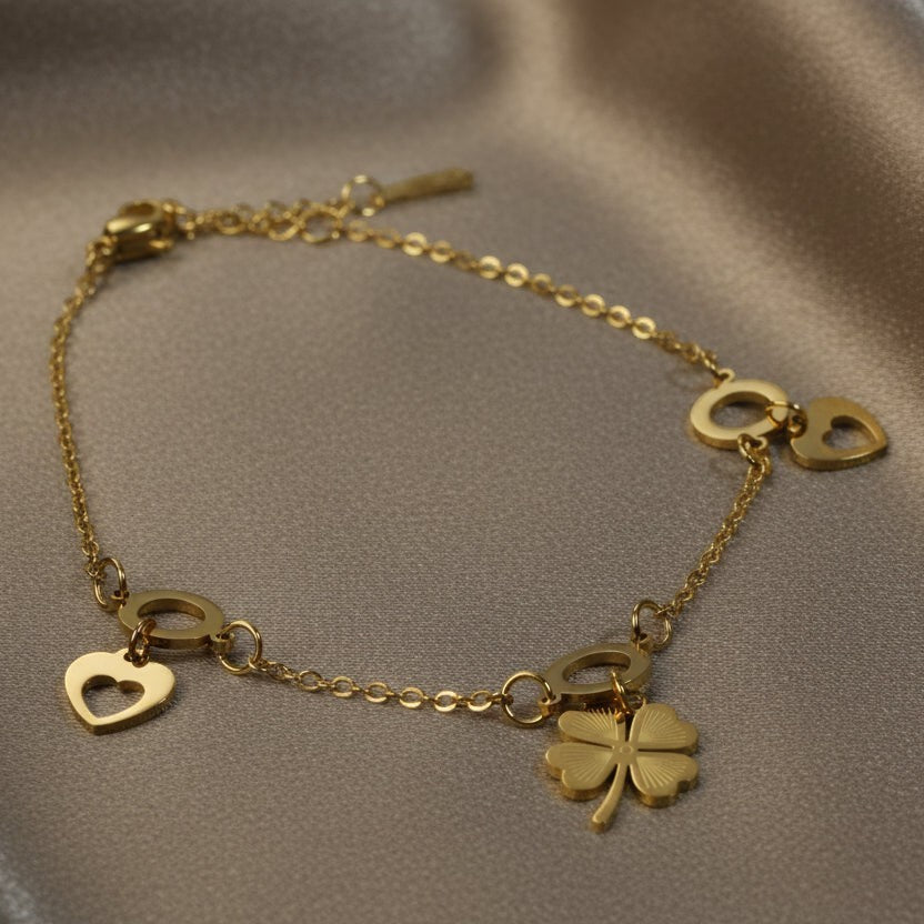 SVORA gold-plated stainless steel bracelet with flower, heart charms and hollow circles. Adjustable.