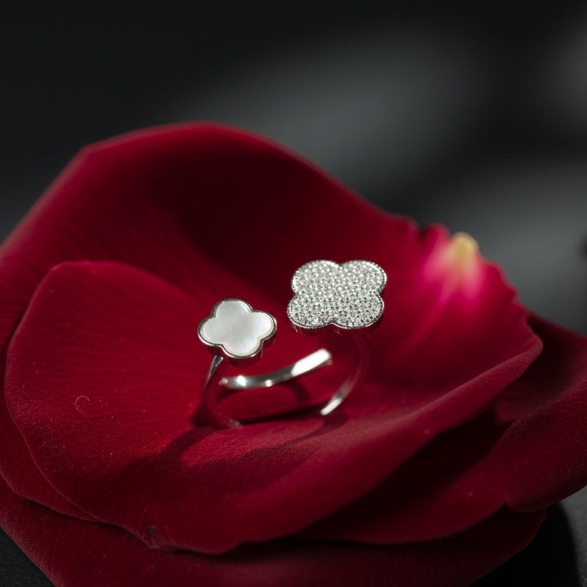SVORA Toi et Moi Fortune Clover Ring in silver, featuring two clover motifs: one with pavé-set clear stones, one with mother-of-pearl. Adjustable band.