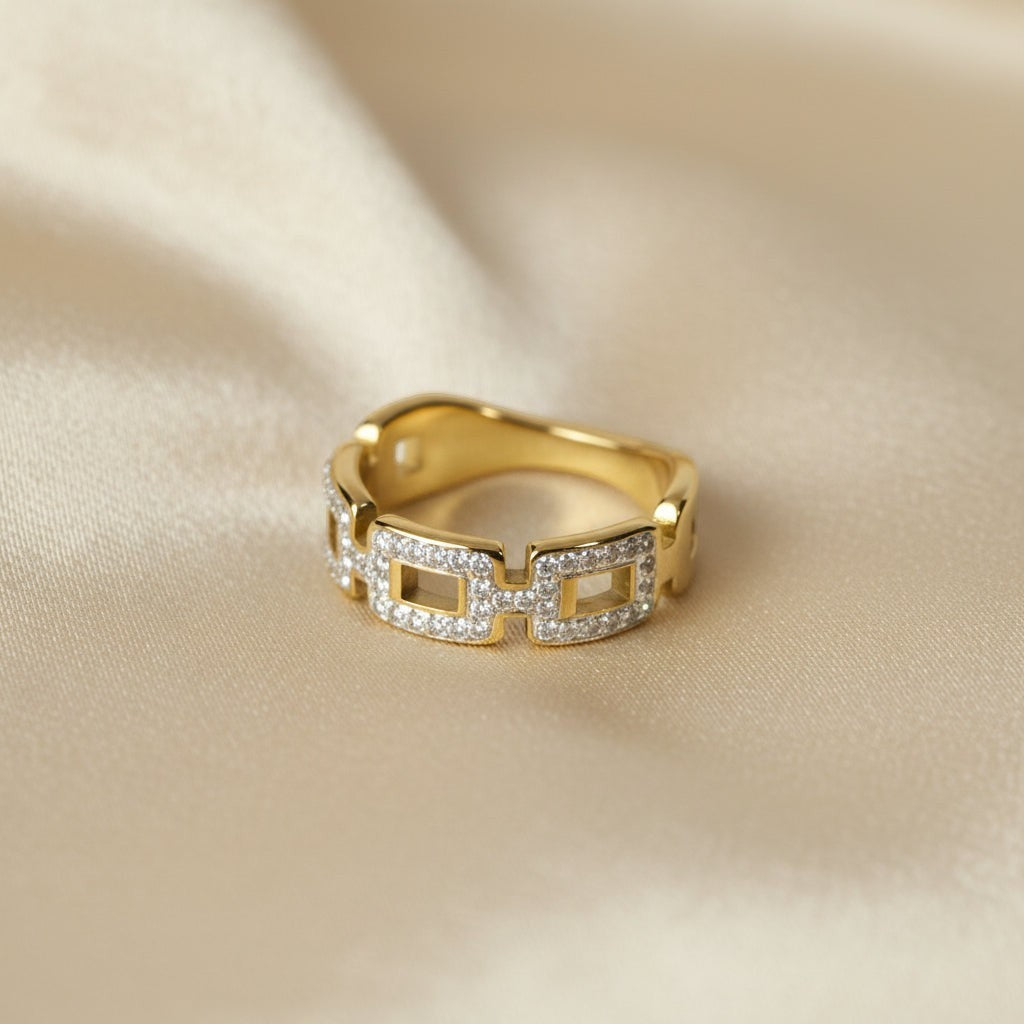 SVORA gold chain link ring with small stones, 18K gold plated stainless steel, waterproof and hypoallergenic.
