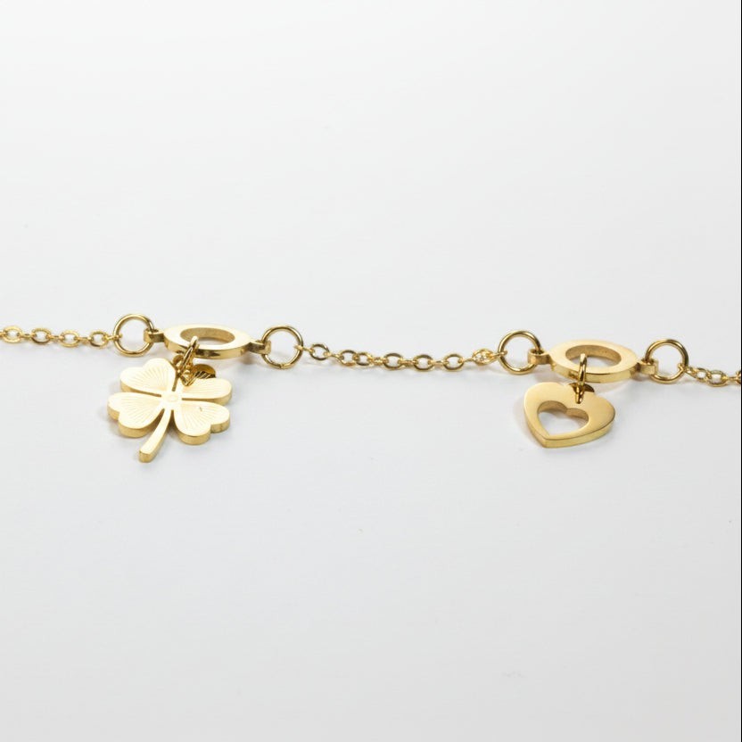 SVORA gold-plated stainless steel bracelet with clover and heart charms. Waterproof and anti-tarnish.