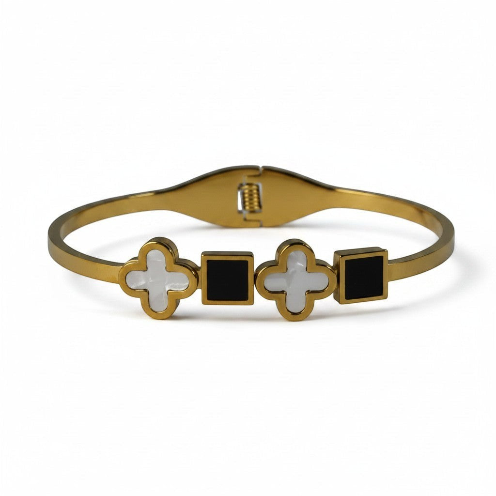 SVORA gold-plated stainless steel bracelet with white mother-of-pearl clover and black onyx square motifs.