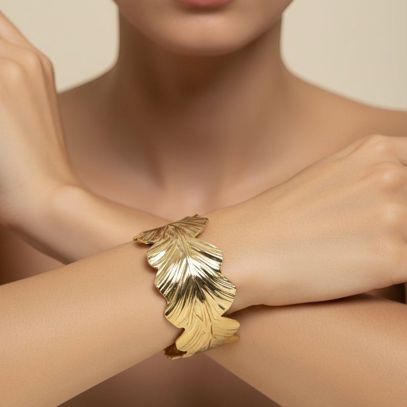 SVORA gold plated wavy leaf cuff bracelet made of 316L stainless steel, adjustable and hypoallergenic.