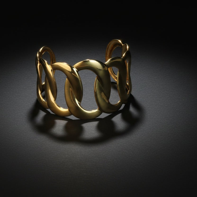 SVORA gold oval chain cuff bracelet made of 18K gold plated stainless steel. Adjustable and waterproof.