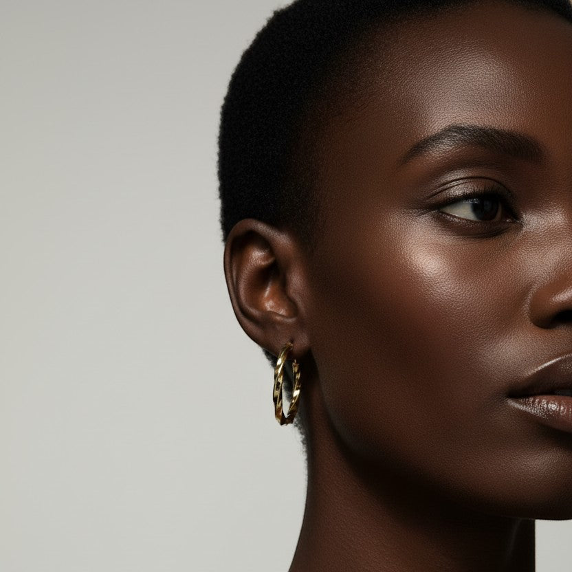 SVORA gold twisted hoop earrings with a polished finish and rounded silhouette. Modern, versatile everyday jewelry.