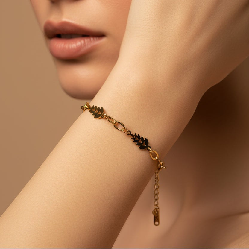 SVORA gold figaro chain bracelet with leaf-shaped links, 18K gold plated stainless steel, adjustable.