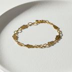 SVORA gold figaro chain bracelet with leaf-shaped links, 18K gold plated stainless steel, adjustable.