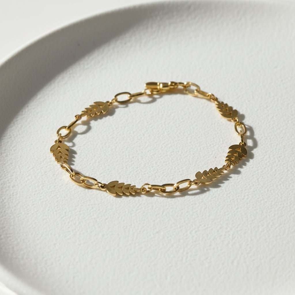 SVORA gold figaro chain bracelet with leaf-shaped links, 18K gold plated stainless steel, adjustable.