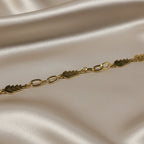 SVORA gold figaro chain bracelet with leaf-shaped links, 18K gold plated stainless steel, adjustable with lobster clasp.