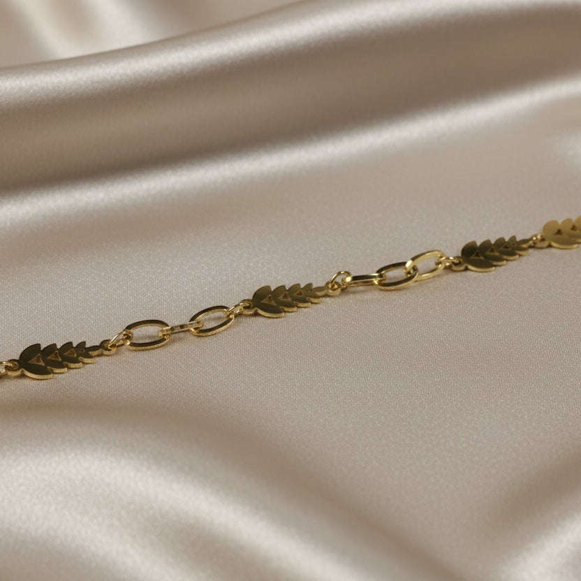 SVORA gold figaro chain bracelet with leaf-shaped links, 18K gold plated stainless steel, adjustable with lobster clasp.