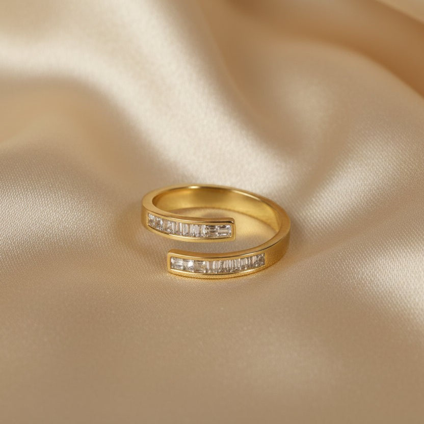 SVORA Lumiere Twin Spark Ring in gold tone, 18K gold plated stainless steel with baguette cubic zirconia.