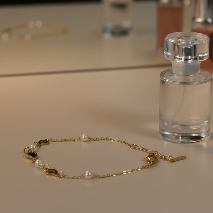 SVORA gold chain bracelet with black heart charms and pearls, 18K gold plated stainless steel.
