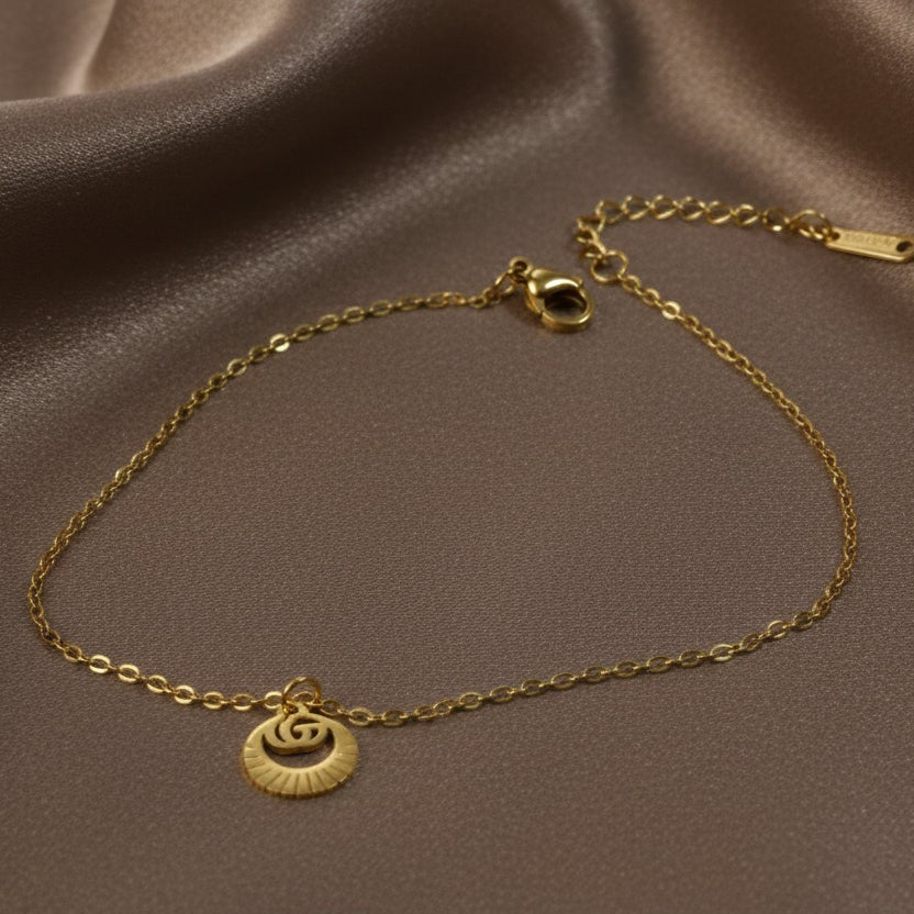 SVORA Petite Circle Drop Chain Bracelet in gold-plated stainless steel with lobster clasp. Minimalist design.