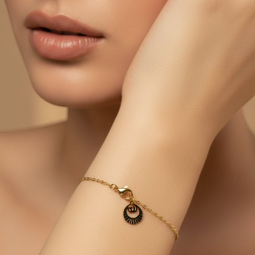 SVORA petite gold chain bracelet with a single etched-edge circle charm, adjustable lobster clasp.