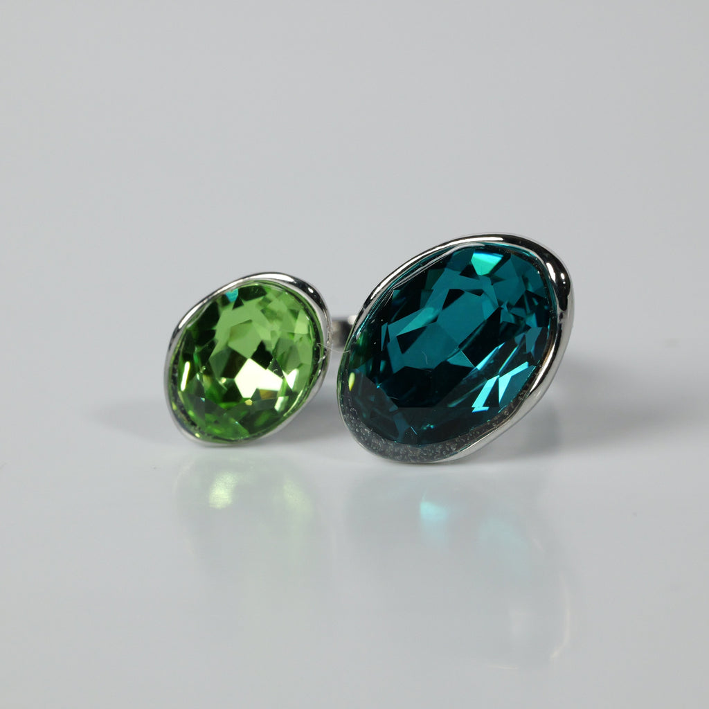 SVORA Toi et Moi ring with oval sapphire blue and emerald green stones, rhodium-plated stainless steel, adjustable band.